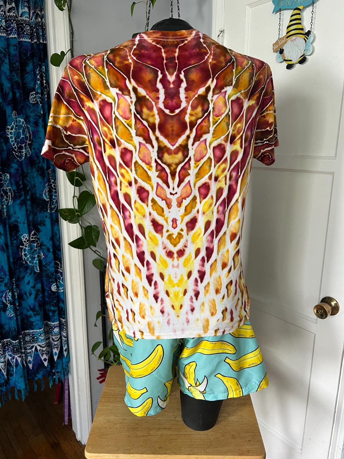 V Roll Ice Tie Dye T-Shirt, Unisex L SS, Burgundy & Gold gallery