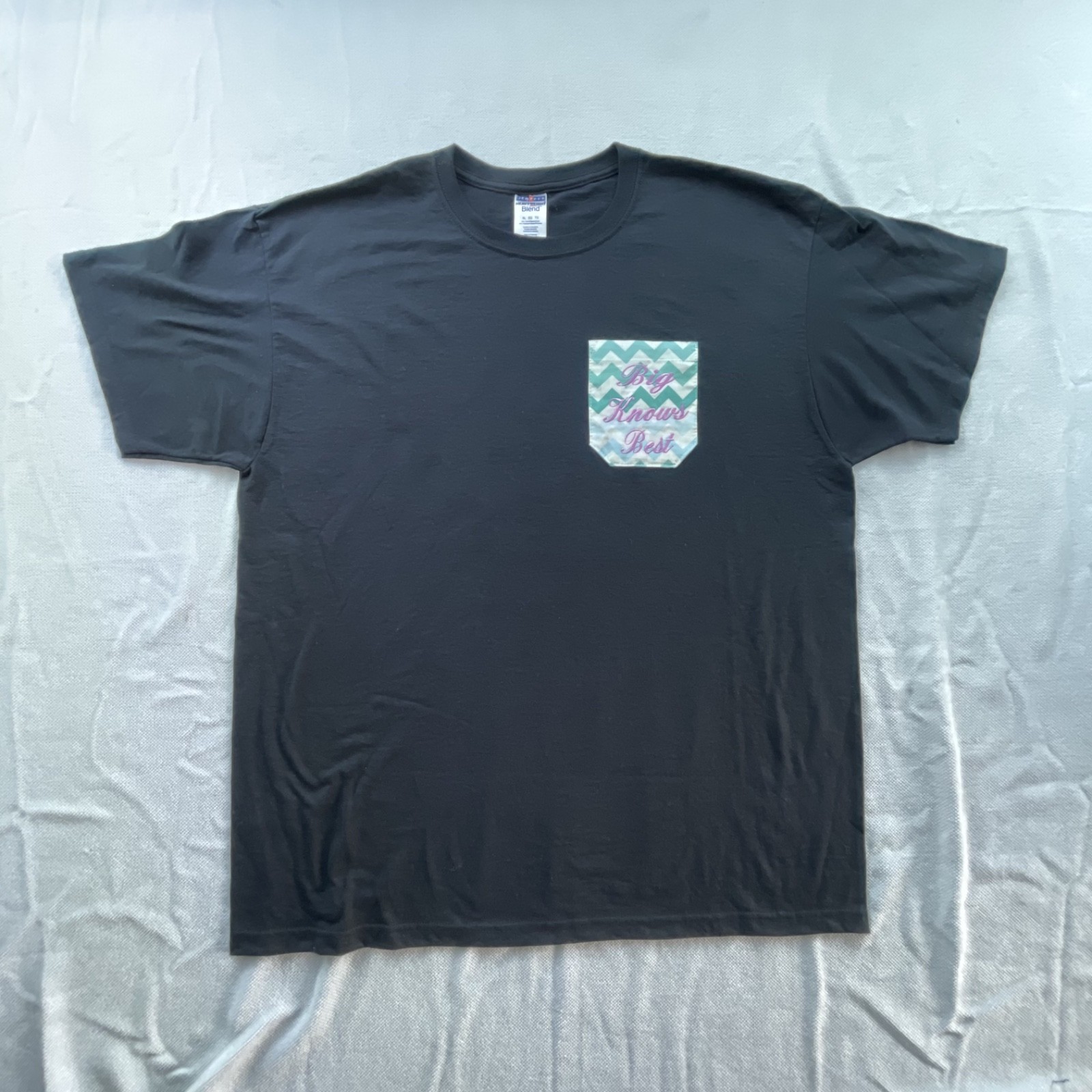 CHEVRON Pocket T Shirt Pattern Logo Tee Big Knows Best Size XL Funny Mens Vtg