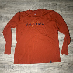 Arc’teryx Men’s Orange Long Sleeve Crew Neck Tee Size L Small stain on sleeve