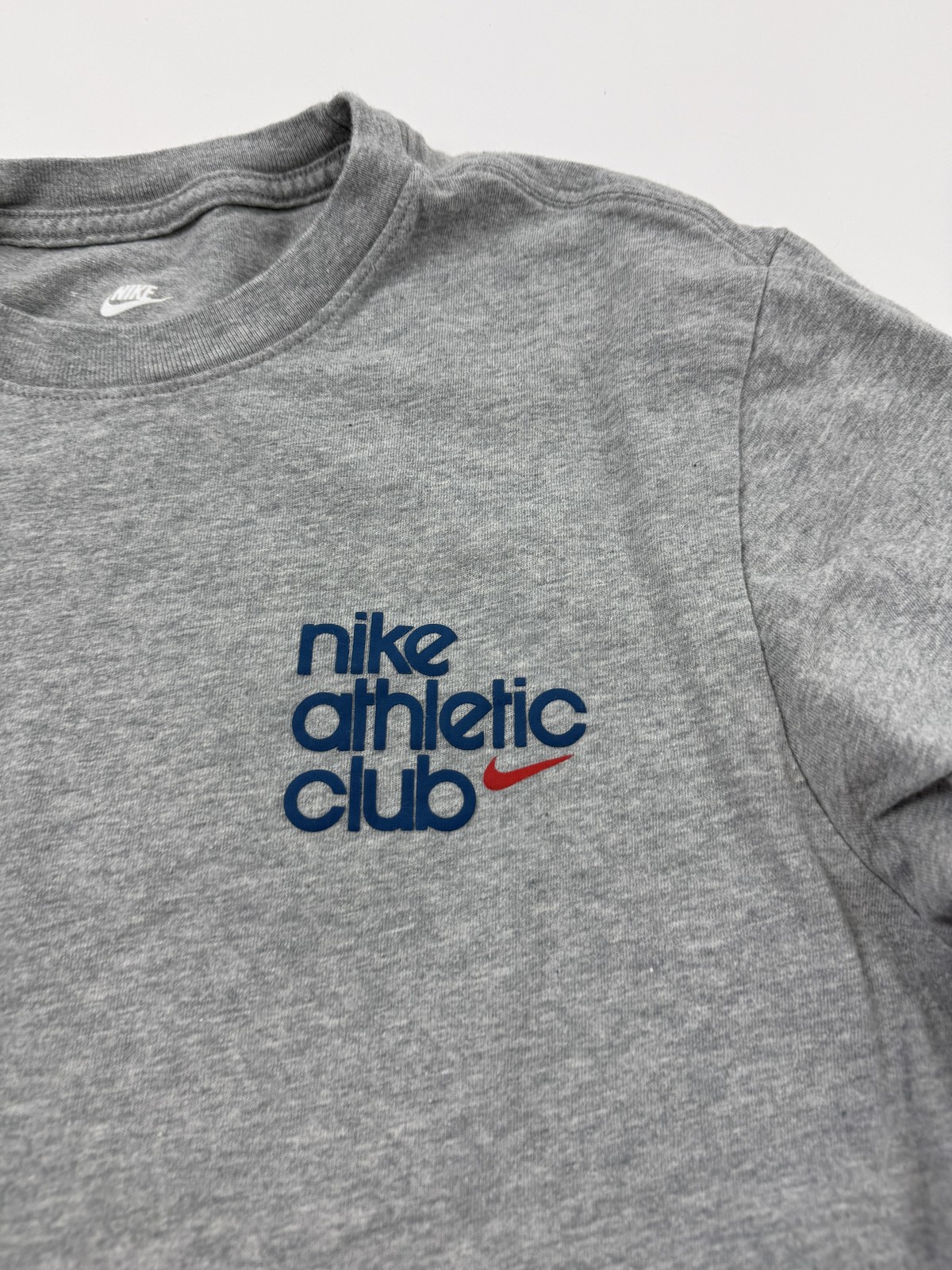 Nike Shirt Mens Medium Heather Gray Graphic Sports Logo Tee Swoosh Athletic Club gallery
