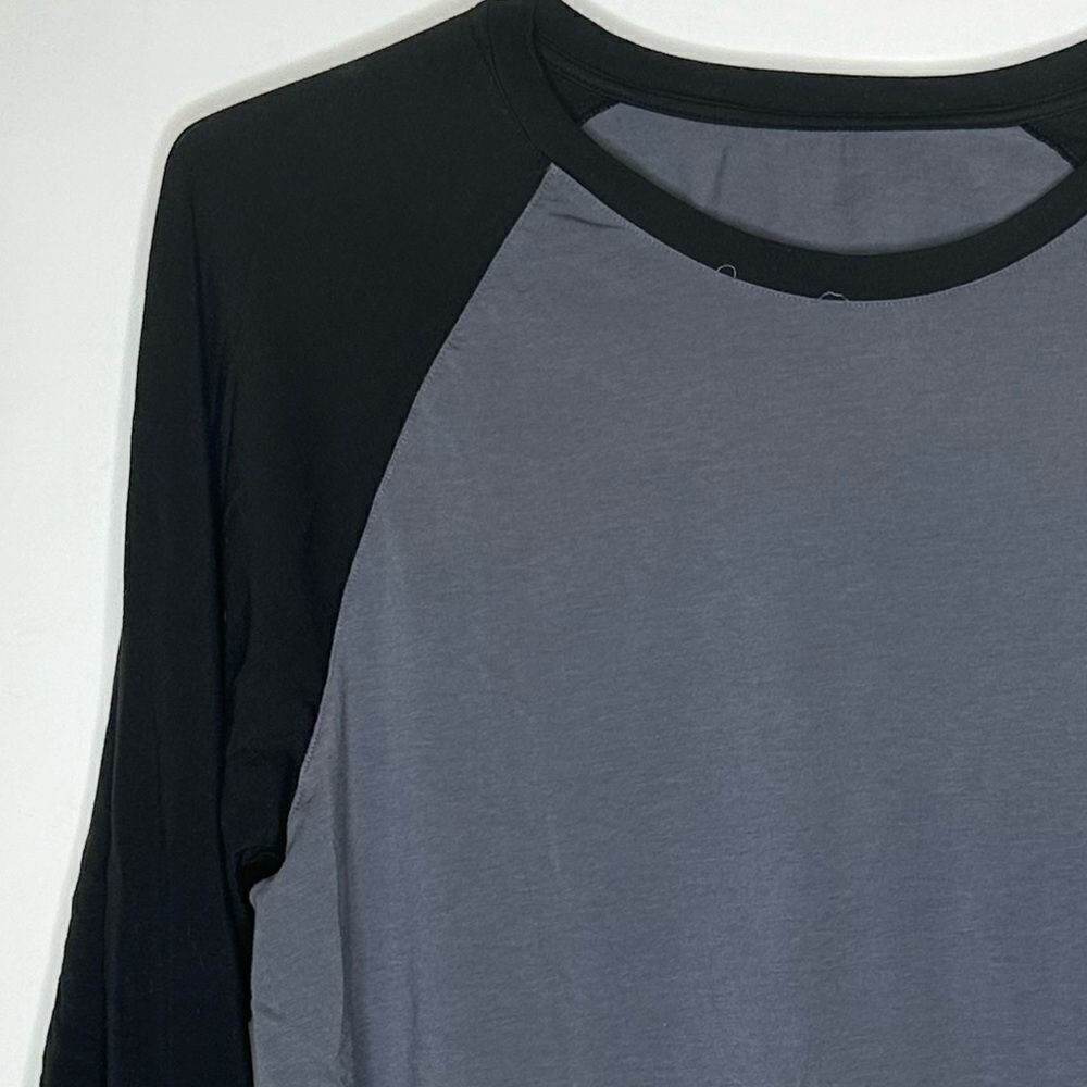 David Archy Gray with Black Sleeve Light Weight Lounge Top in Size Large gallery