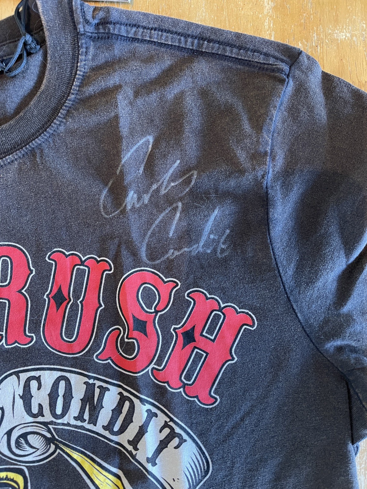 Headrush Carlos Condit Autographed M Shirt MMA Fortune Favours the Brave NWT gallery