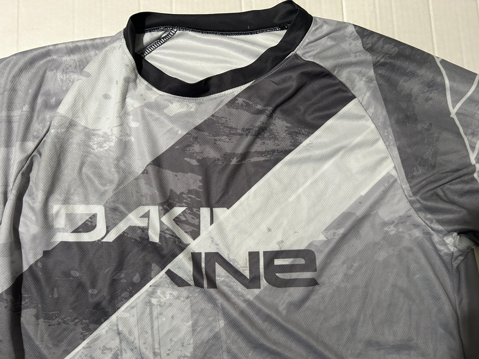 DAKINE XL ATHLETIC LIGHT WEIGHT SHORT SLEEVE SHIRT...SEE DESCRIPTION/CONDITION gallery