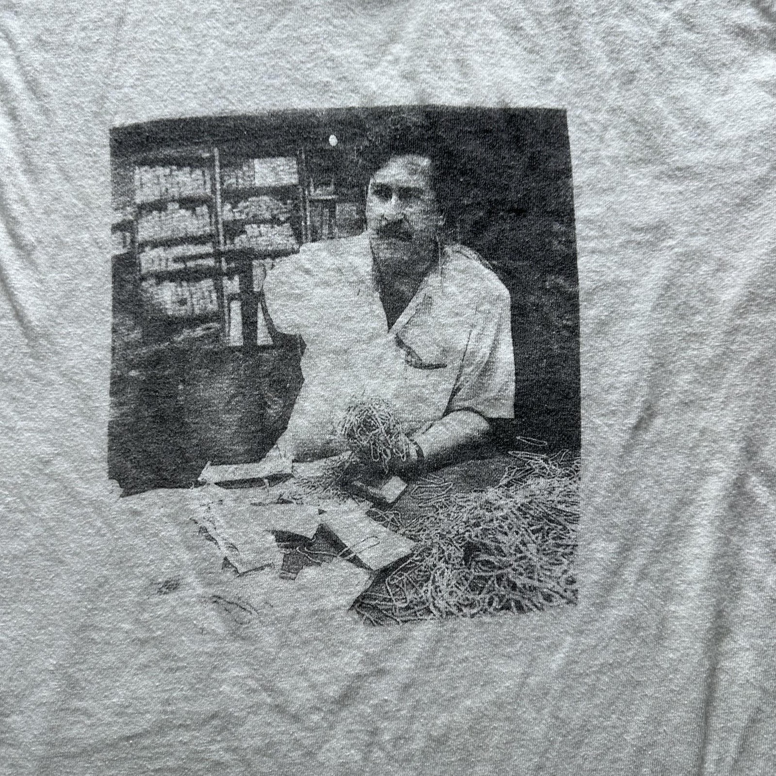 Gildan Shirt Mens Small Beige Photo Man Money Graphic Tee Gun Back Double Sided gallery