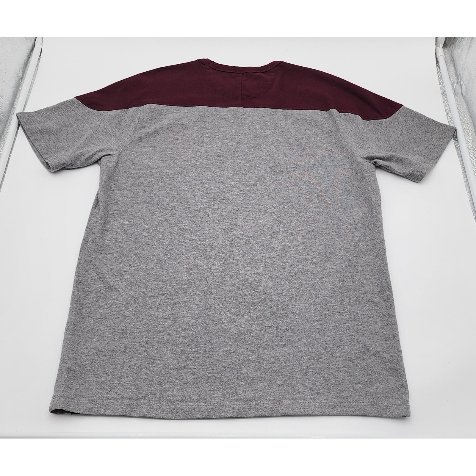 American Eagle T-Shirt Mens Small Burgundy Grey Colorblock Crew Neck EXC gallery