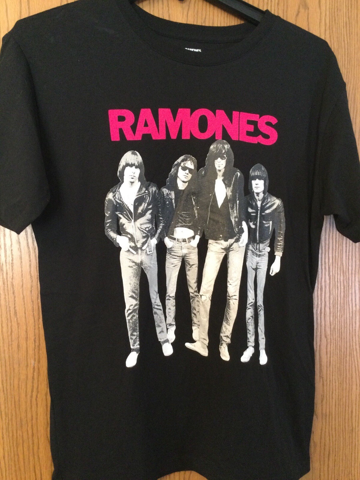 Ramones – (Group Photo) – Black Shirt With Pink Letters – L