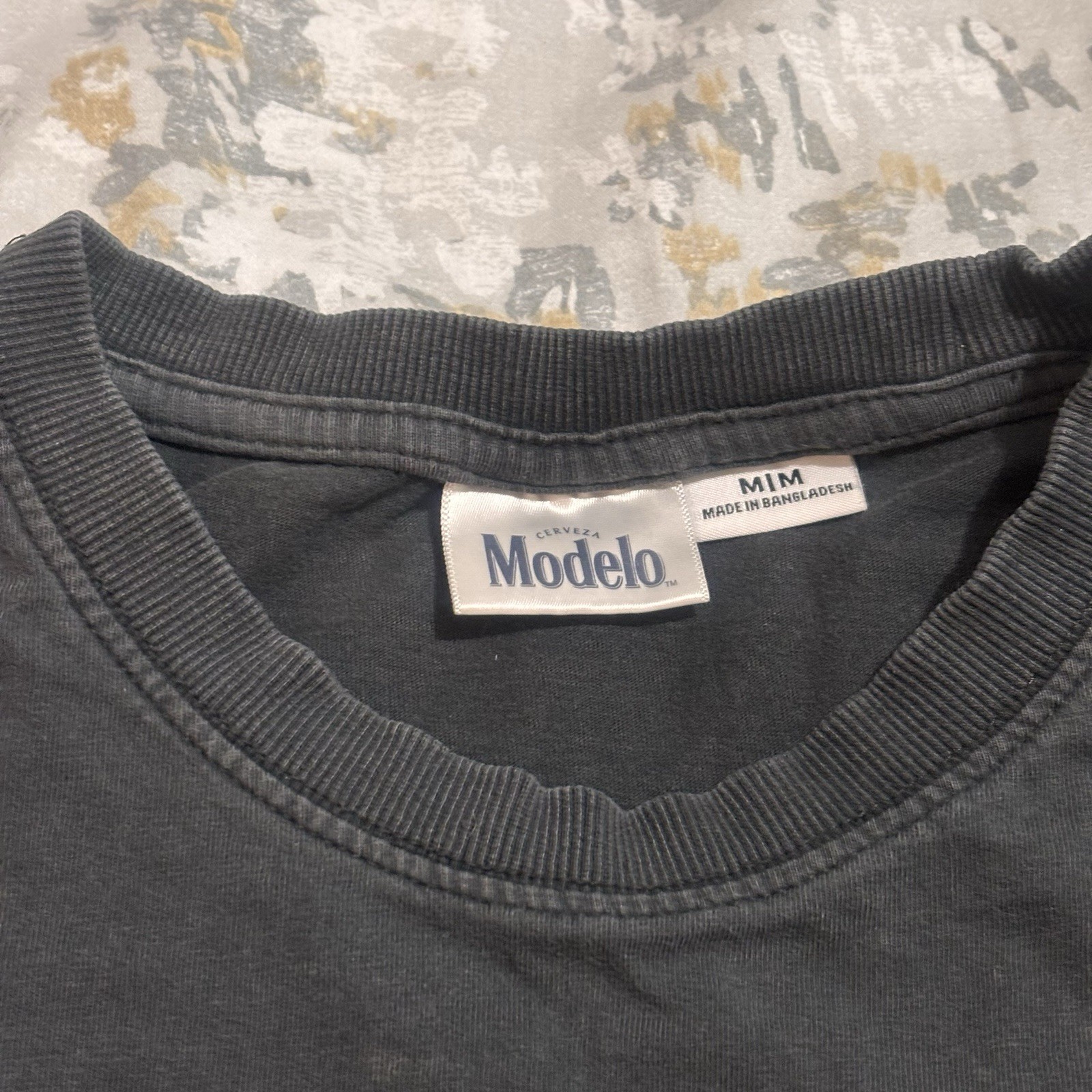 Modelo Men's Beer 6-Pack charcoal Gray Graphic print T-shirt Size M gallery