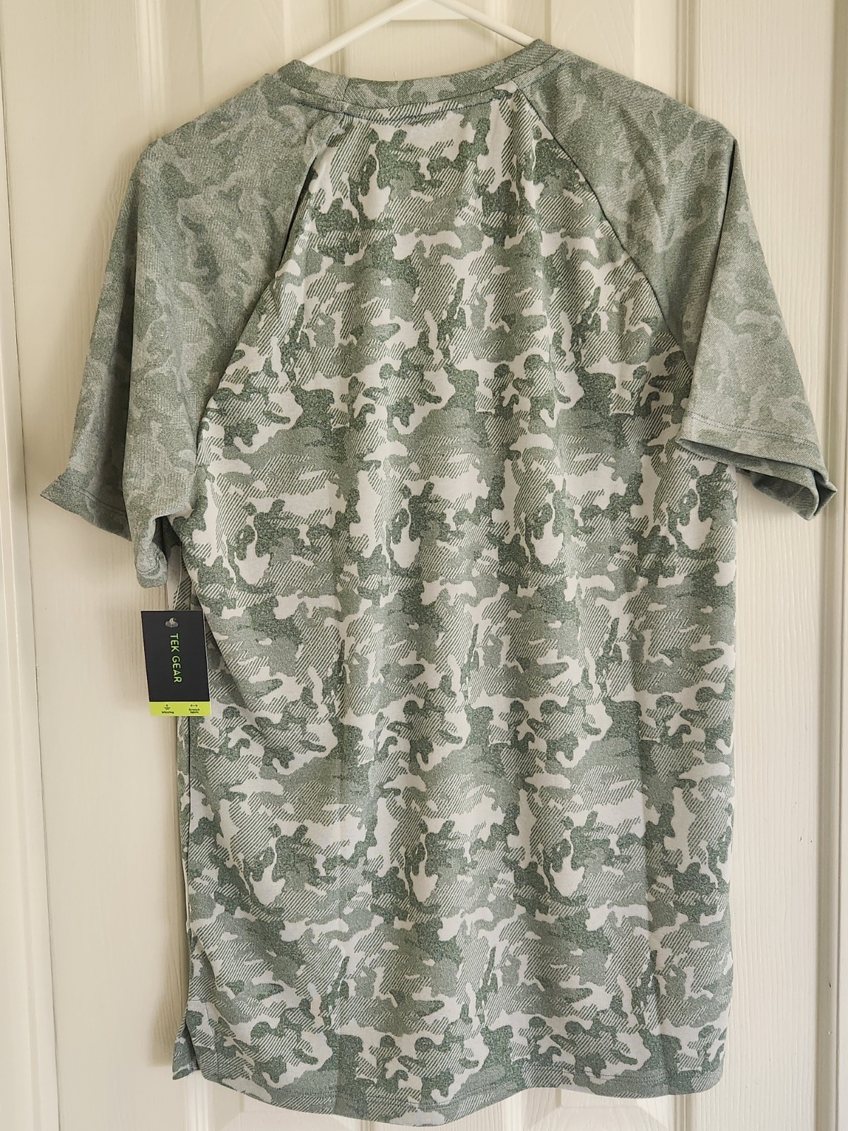 Tek Gear Shirt, Men's Size Medium, Green, Camouflage, Athletic Wear gallery