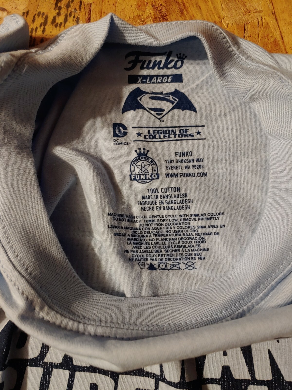 BATMAN vs SUPERMAN Light Blue T-Shirt - Men's XL - Legion of Collectors - 3/16 gallery