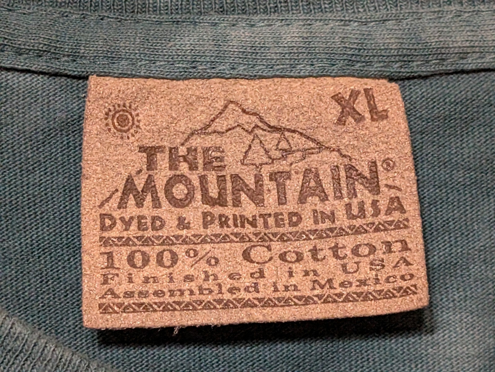 The Mountain Mens T-shirt Vintage 2002 Blue "Shark Attack" Leather Tag XL #6511 gallery