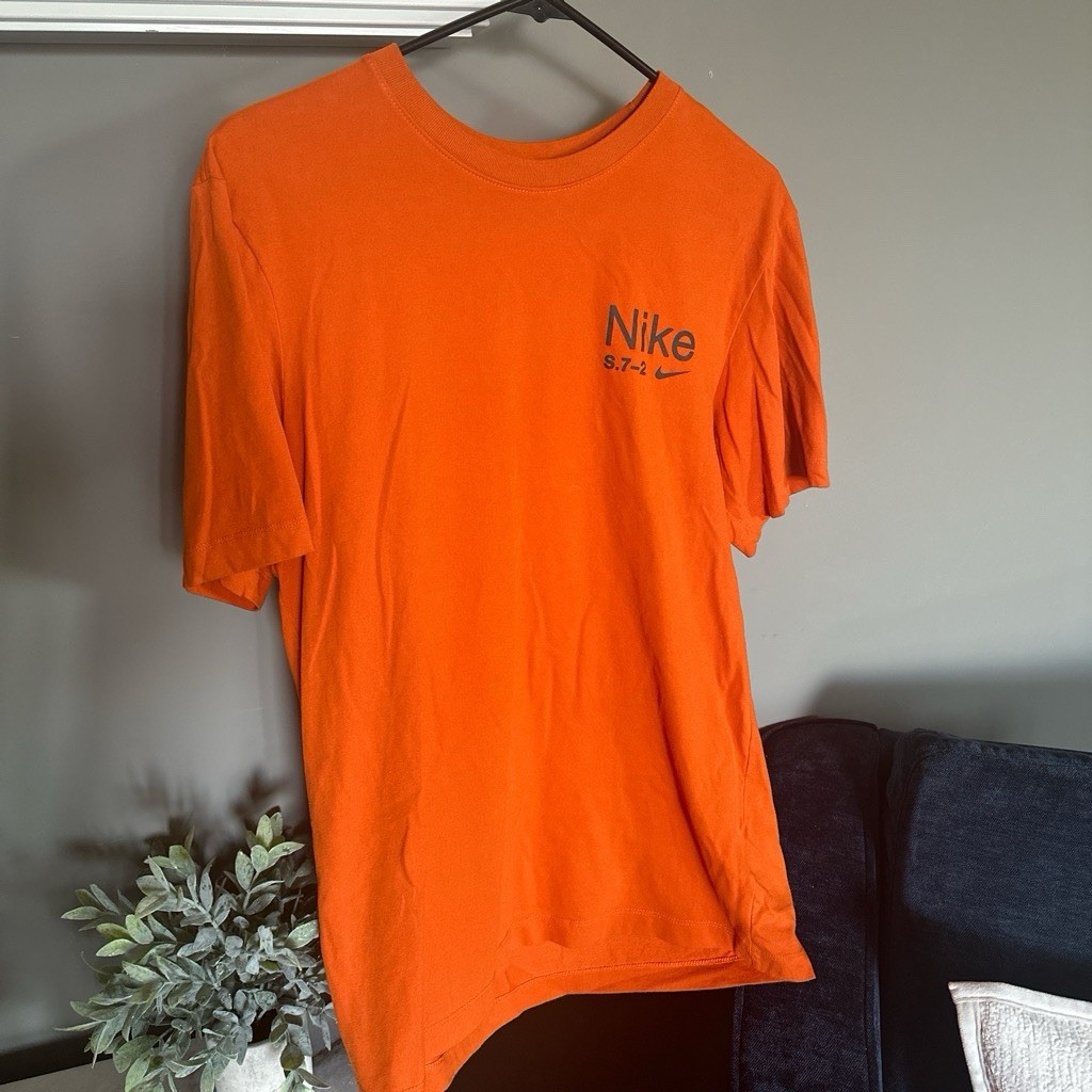 Nike Dri-FIT The Nike Tee Men’s M Orange Graphic Logo Short Sleeve Crew