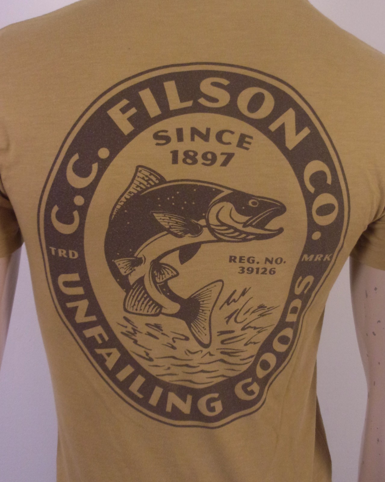 vintage 90s 00s Y2K C.C. Filson Unfailing Goods T-Shirt Fish Fishing SZ XS