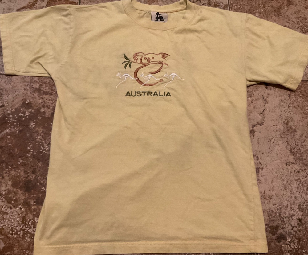 AUSDREAM AUSTRALIA KOALA EMBROIDERED GRAPHIC T-SHIRT ( MENS M ) YELLOW TONE