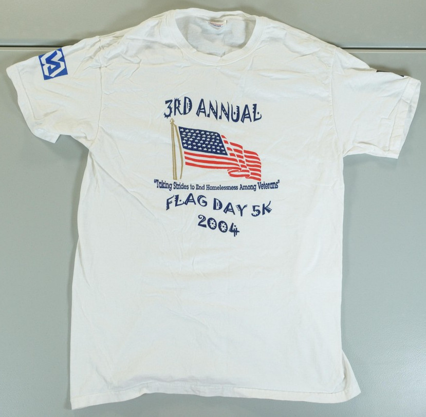 Vintage Hanes Shirt Mens Medium White Flag Day 5K 2004 Veterans Graphic Tee