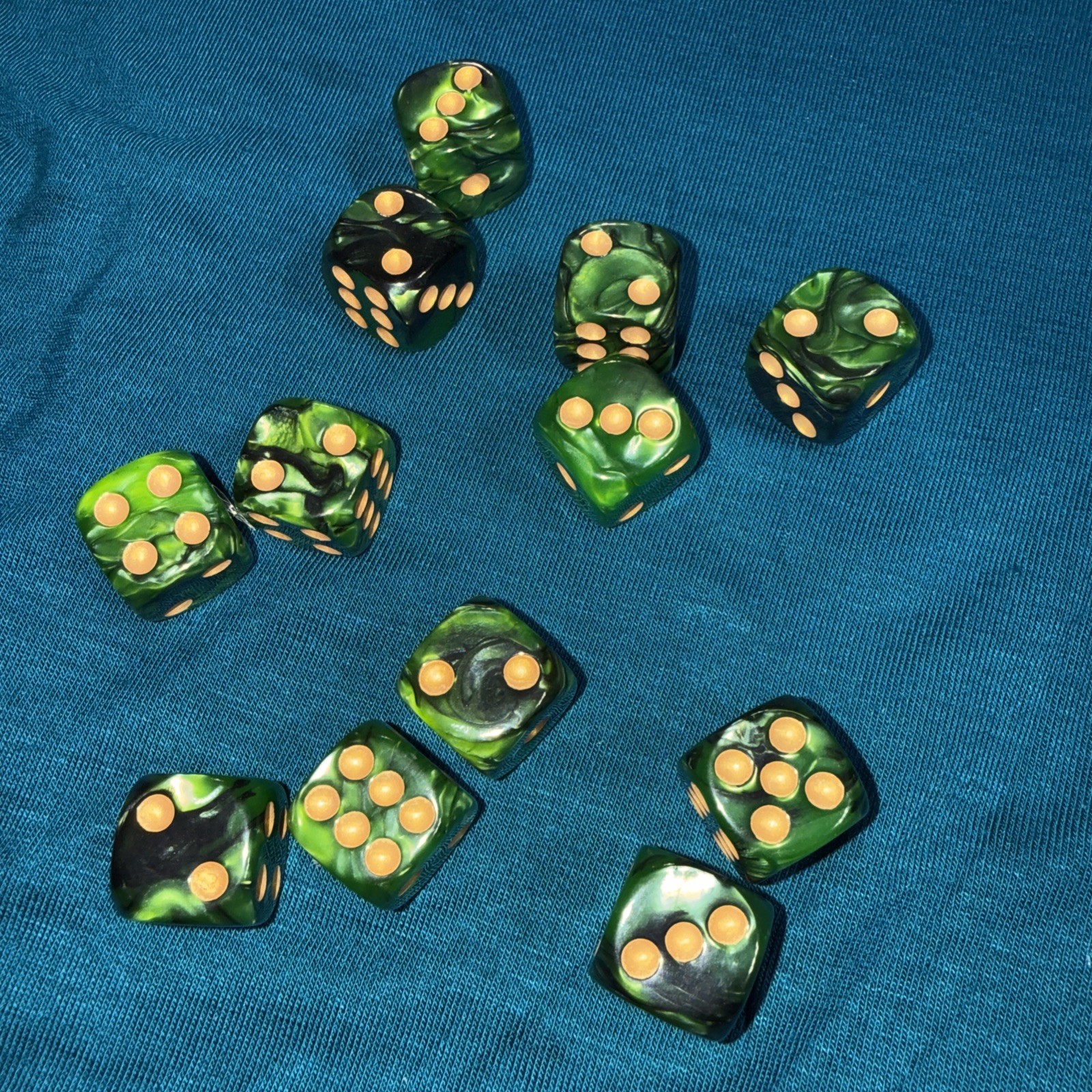 Dice D6 Set Of 12 Swirled Dice 16mm Green And Black With Gold Pips