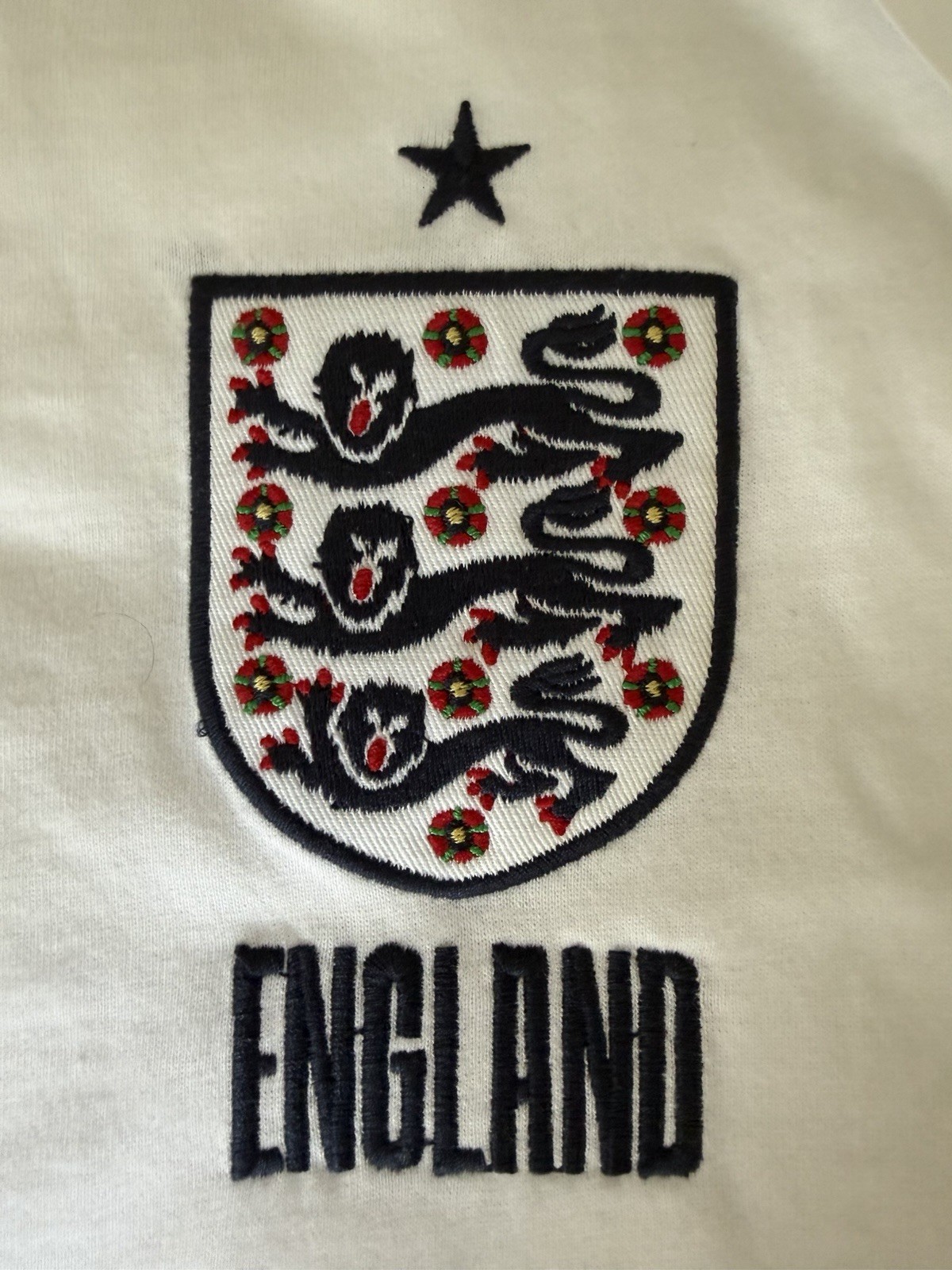 England Official Football Merchandise T-shirt Medium