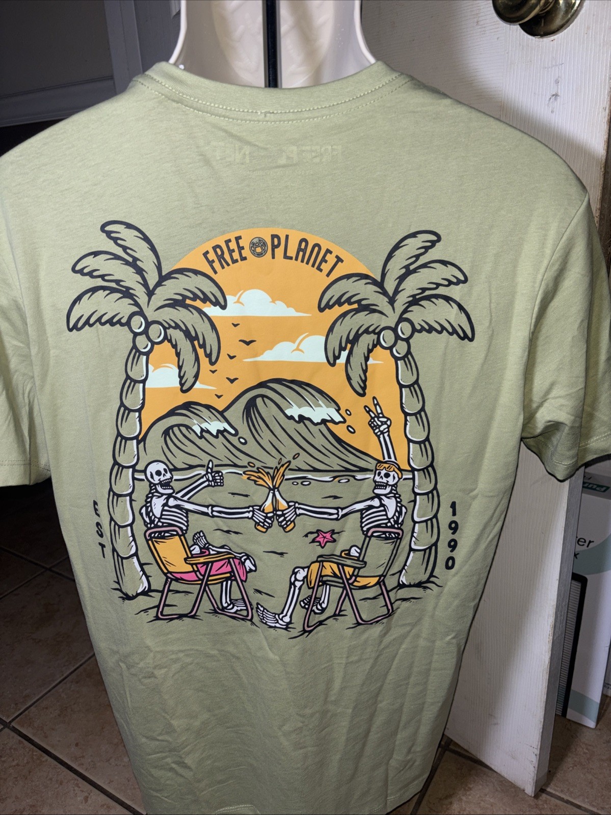Free Planet – T Shirt “MEDIUM” Enjoying A Beer With Friends On The Beach