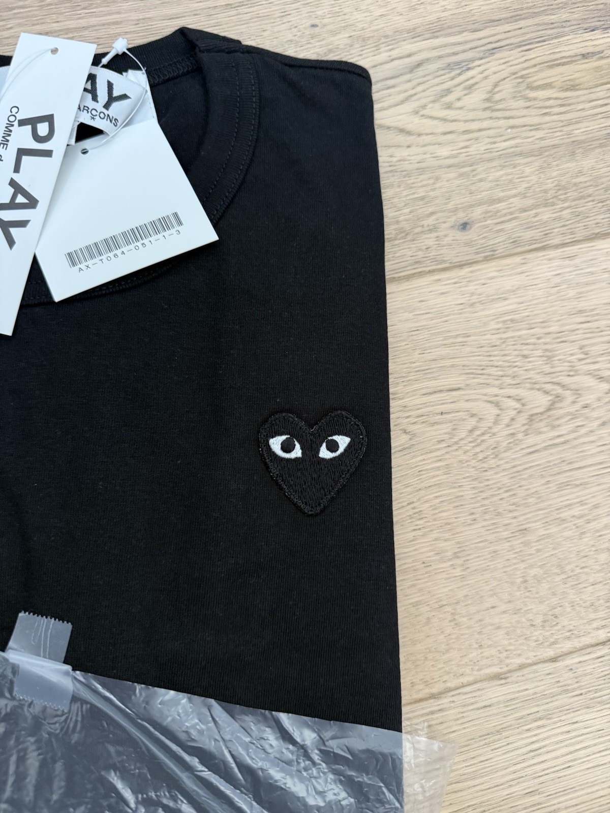 SZ XS - COMME des GARCONS CDG PLAY BLACK HEART "Black" EYE LOGO T-SHIRT, JAPAN gallery
