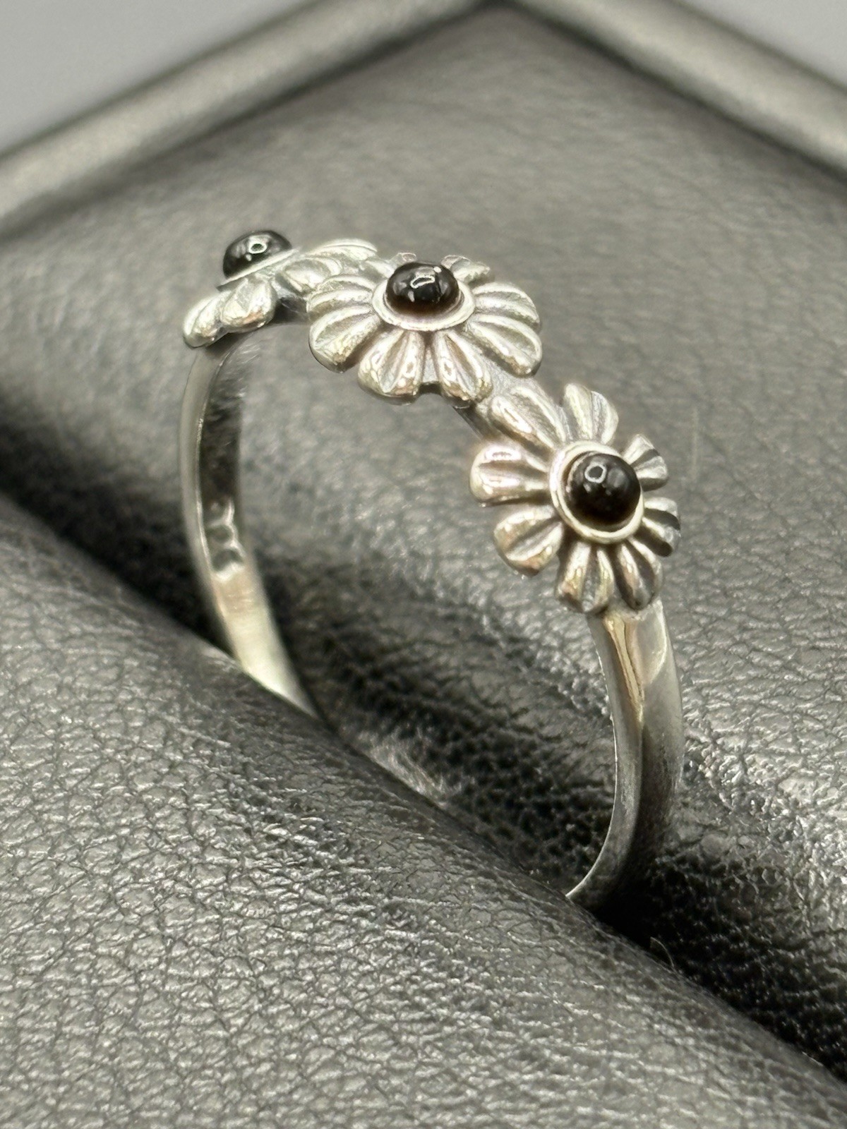 New Condition Sterling Silver Onyx Flowers Ring Size 7 925 E4