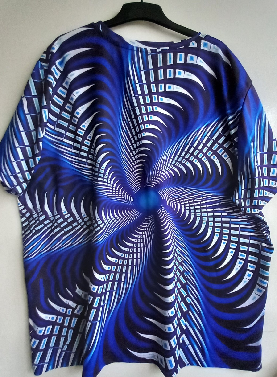 NEW LARGE T-SHIRT in BLUE/WHITE COLOUR 95 % POLYESTER, 5% SPANDEX SIZE 4XL gallery
