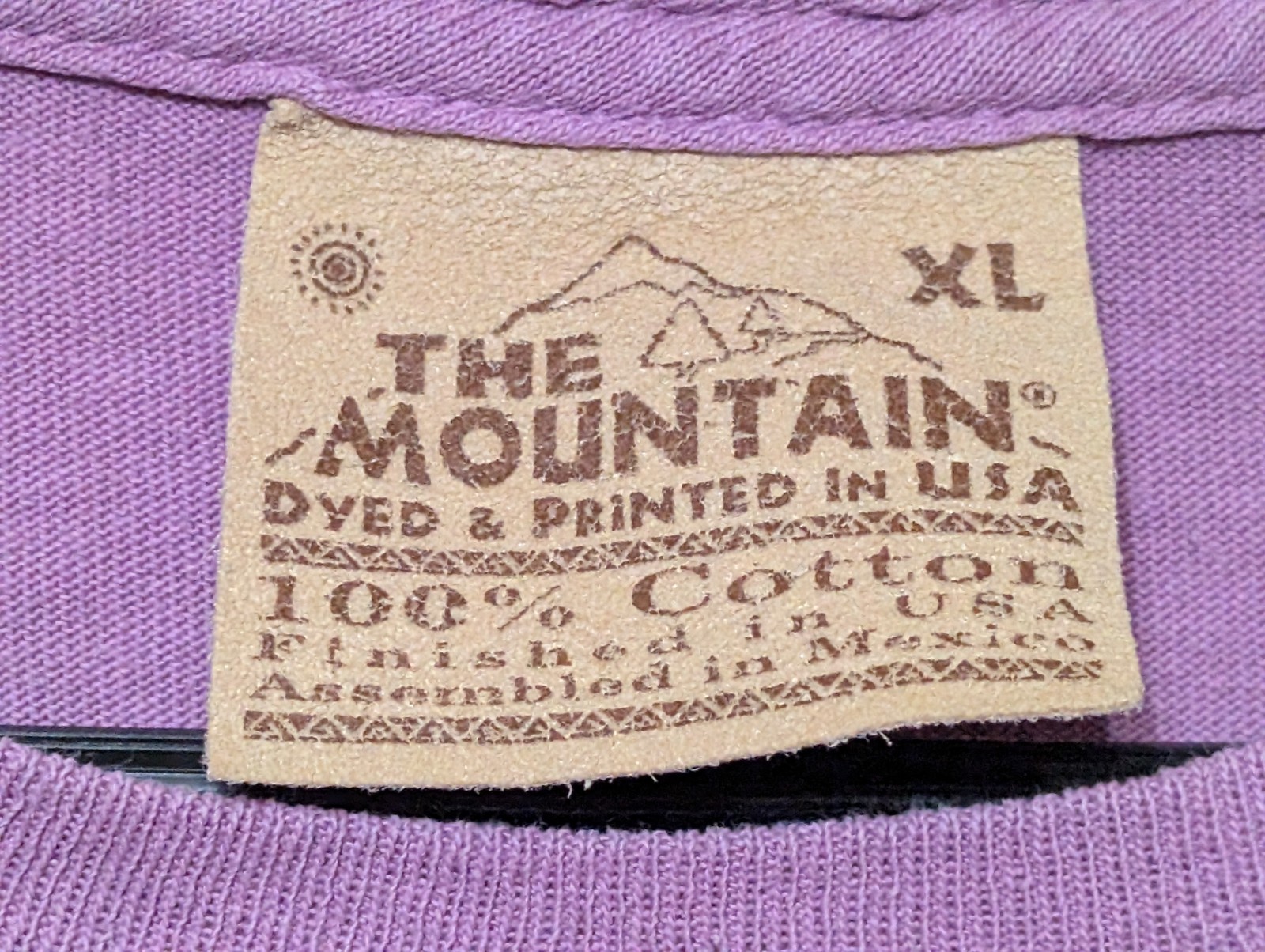 The Mountain Mens T-shirt Vintage Purple "Wolf Rising" Leather Tag XL #6437 gallery