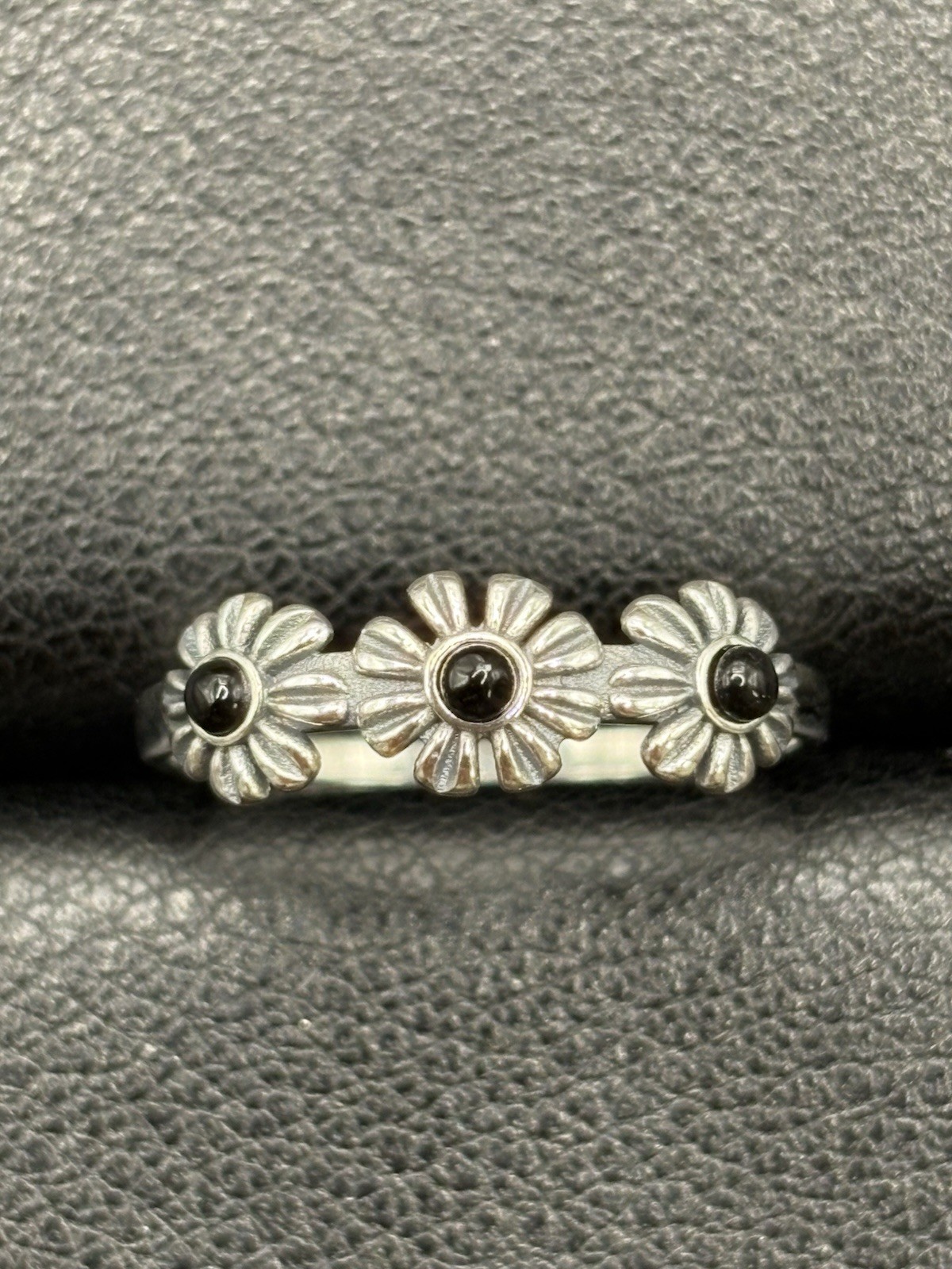 New Condition Sterling Silver Onyx Flowers Ring Size 7 925 E4