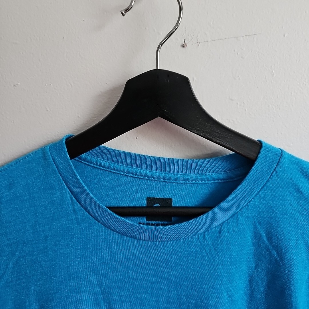 Quiksilver Blue and Black Size Unisex Large Short Sleeve Shirt with Chest Hit gallery