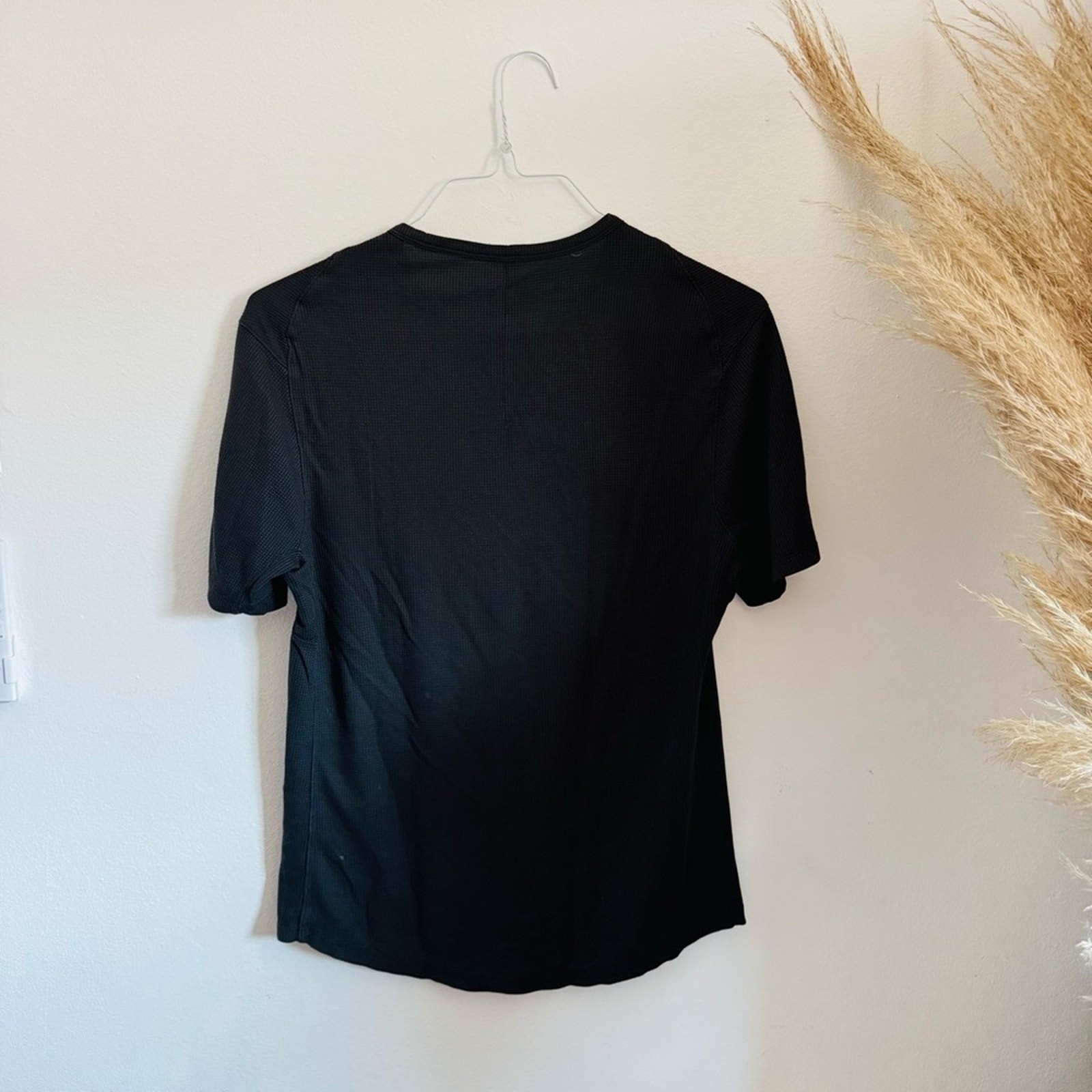 MEN LULULEMON Black Graphite Grey Waffle Knit Gym Active Workout Tee Shirt Top S gallery