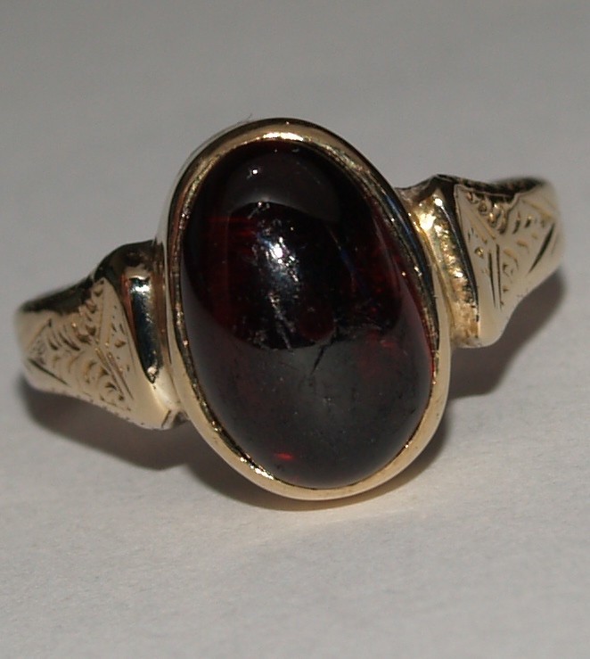 Antique 9ct Yellow Gold Cabochon Garnet Ring Size S 1/2