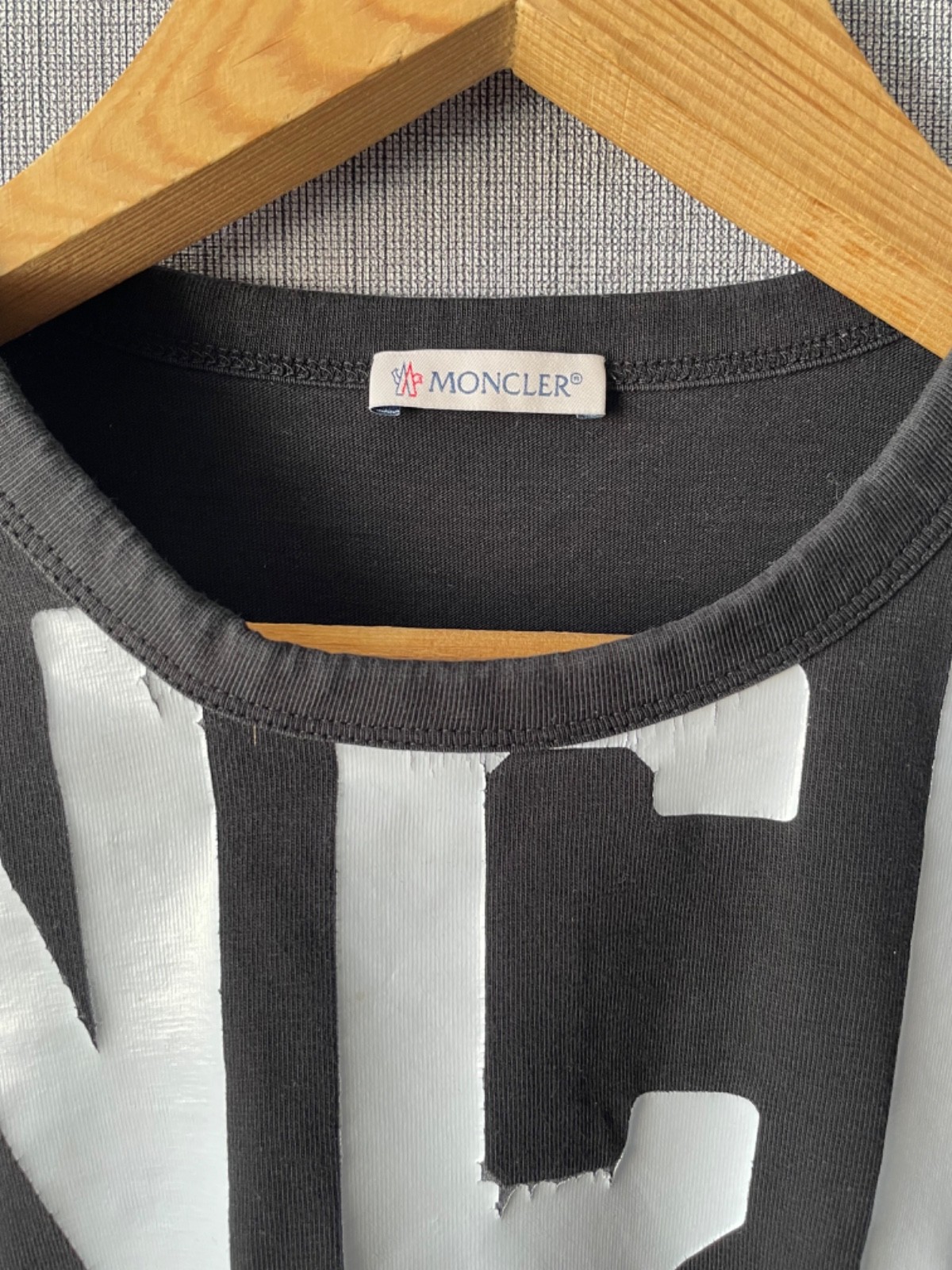 Moncler T shirt Bold Logo Tee Black Size (L) gallery