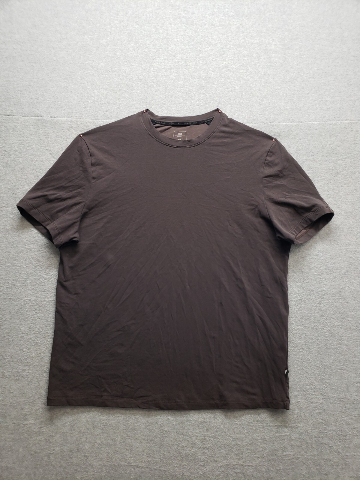 On Men T Shirt L Dark Brown Crew Neck Short Sleeve Pullover Stretch Logo Casual