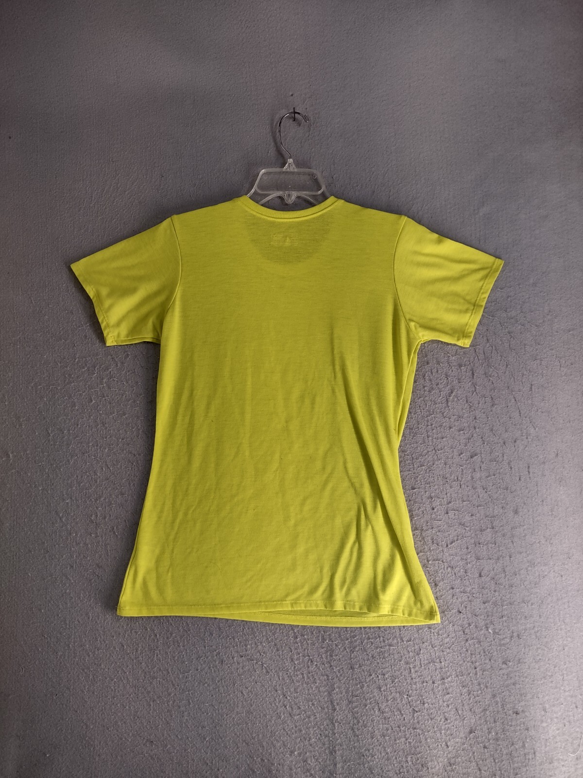 Under Armour Mens Shirt Small Yellow Semi Fitted Heat Gear Solid Logo Pullover gallery