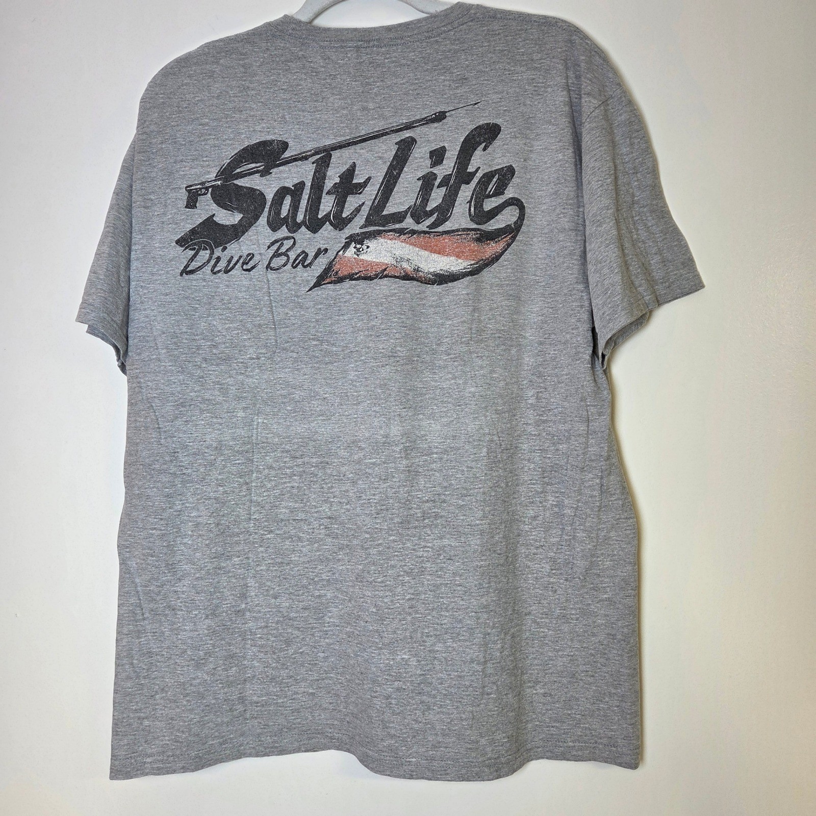Salt Life Dive Bar T-Shirt Men's Large Gray Graphic Tee Spearfishing Flag gallery
