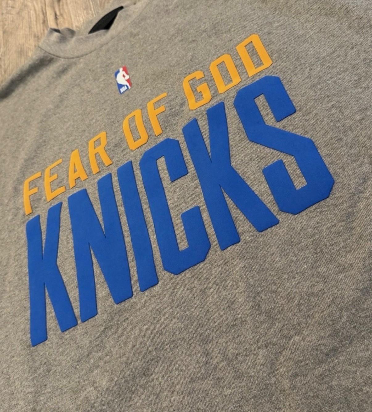 Fear of God Essentials New York Knicks NBA Gray T-Shirt Size L gallery