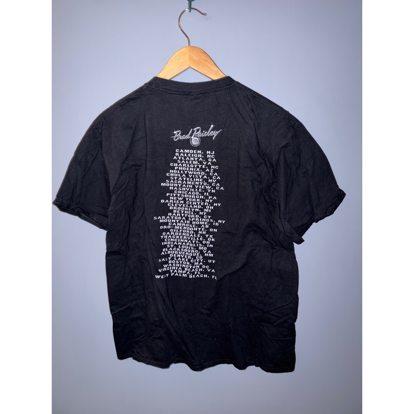 Brad Paisley Moonshine in the Trunk Tour T-Shirt Mens Large Black Concert Tee gallery