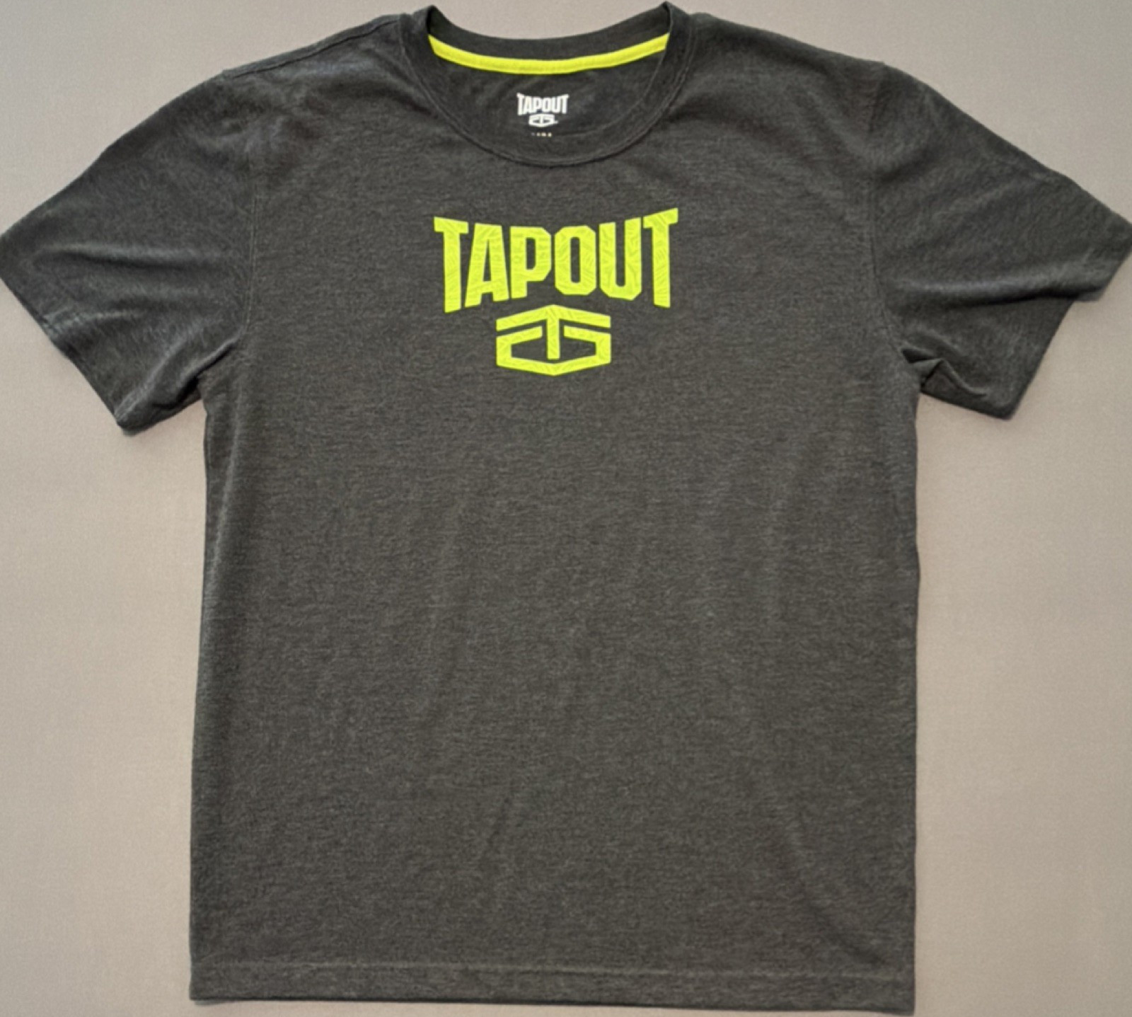 Tapout Graphic Logo Dark Gray Yellow Men’s T-Shirt Size M
