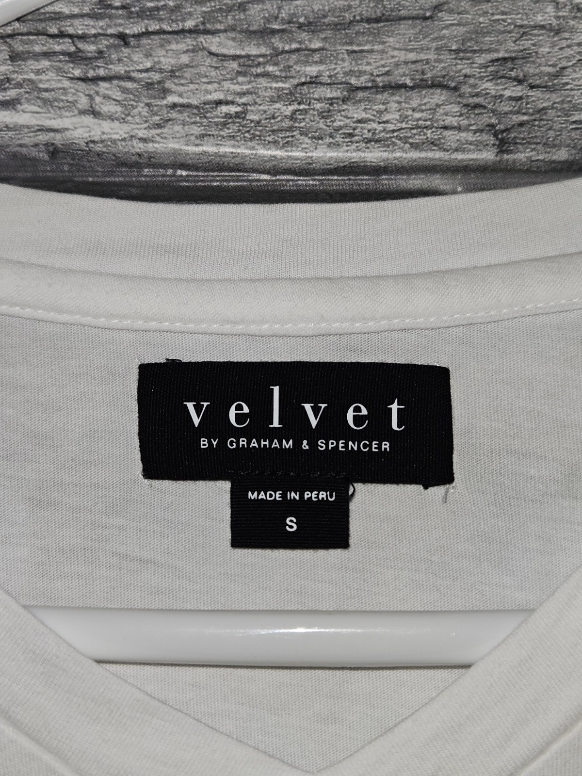 Velvet by Graham and Spencer Samsen T-Shirt Men S White V-Neck Pullover S/S gallery