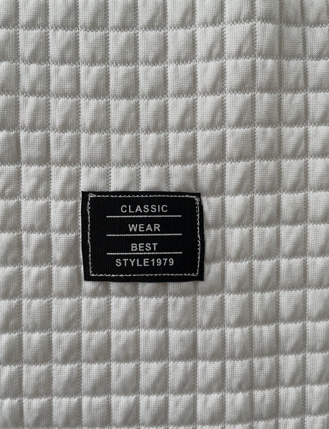 Men's White Size L Quilted Textured Cut Off Crop Crewneck Sleeveless Muscle Tee gallery