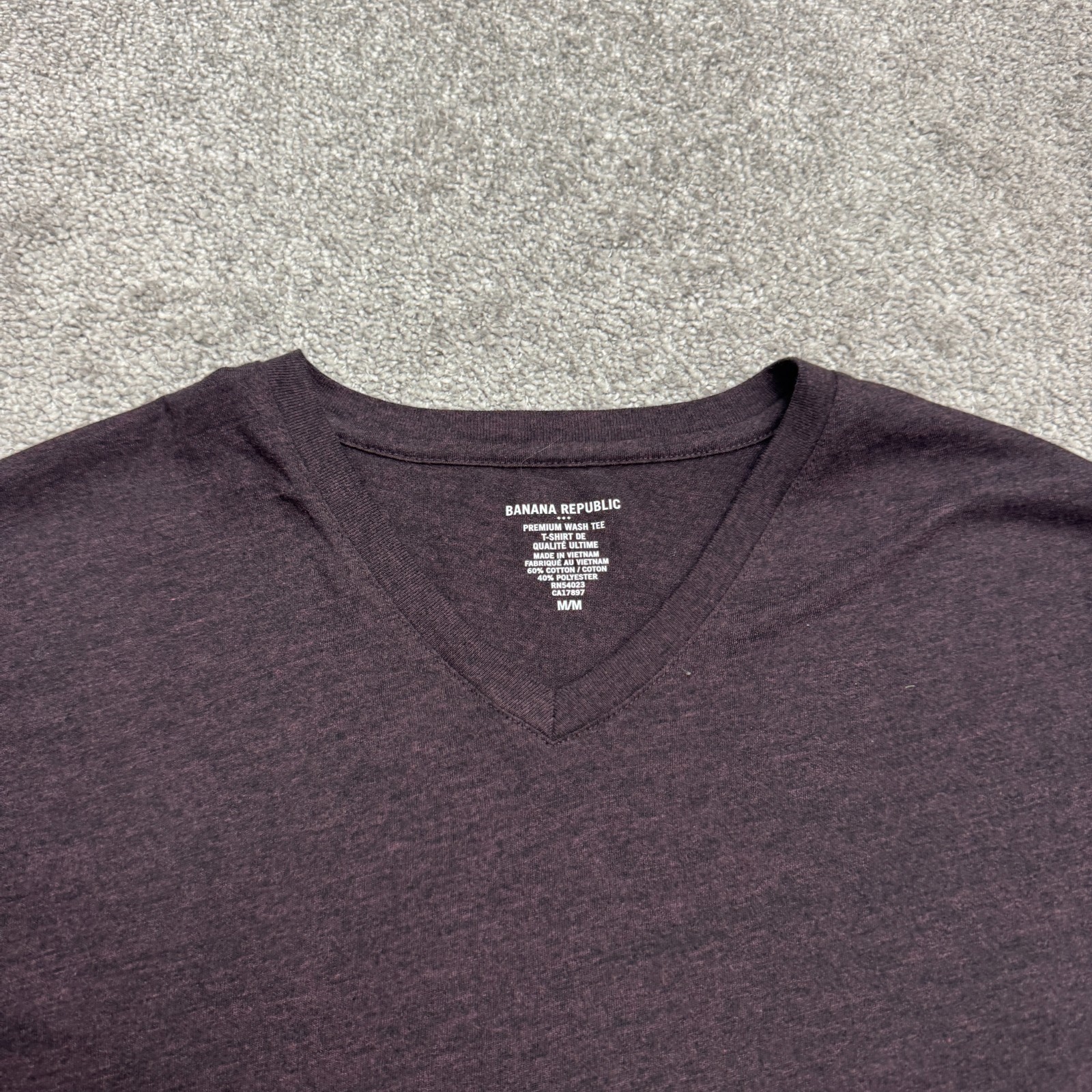 Banana Republic Premium Wash Basic V-Neck T-Shirt Mens Medium Dark Purple Tee gallery