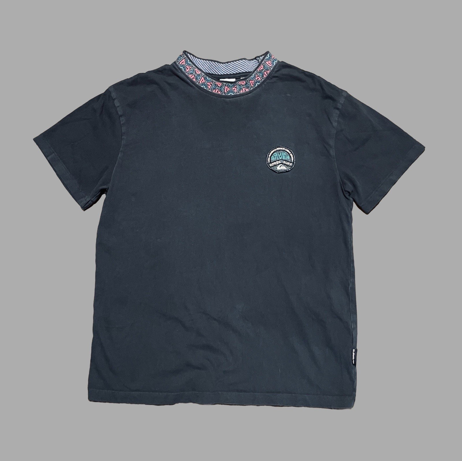 Men’s Vintage “Quiksilver x Apres Surf” Patterned Mock Neck T-Shirt gallery