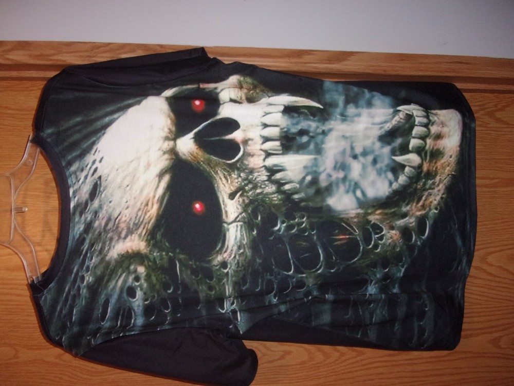 VAMPIRE FANGED SKULL poly L t shirt
