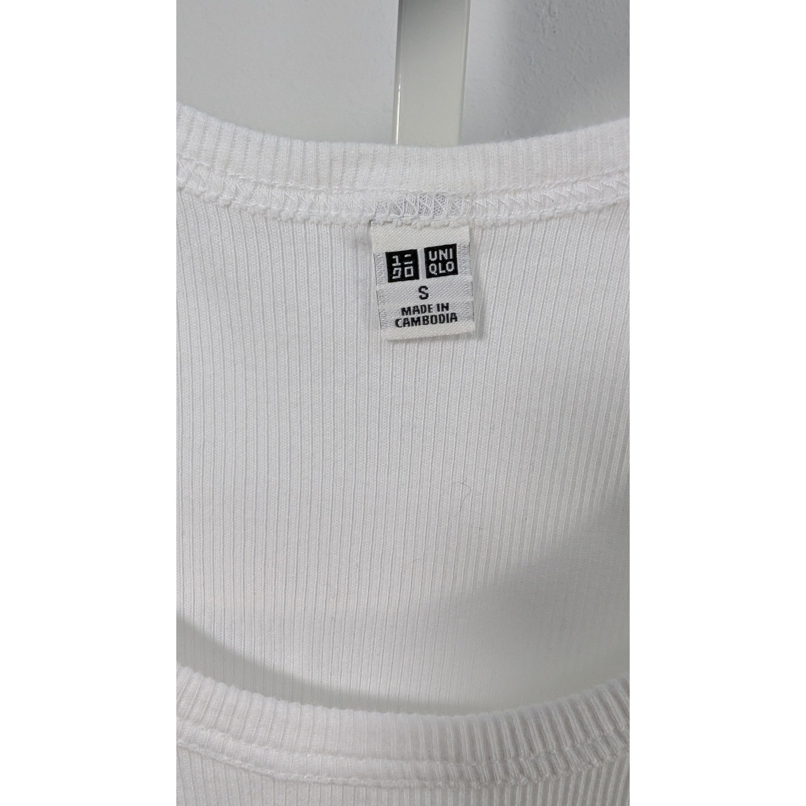 Uniqlo Ribbed Tank Top Mens Small White Scoop Neck Basic Cotton Blend Undershirt gallery