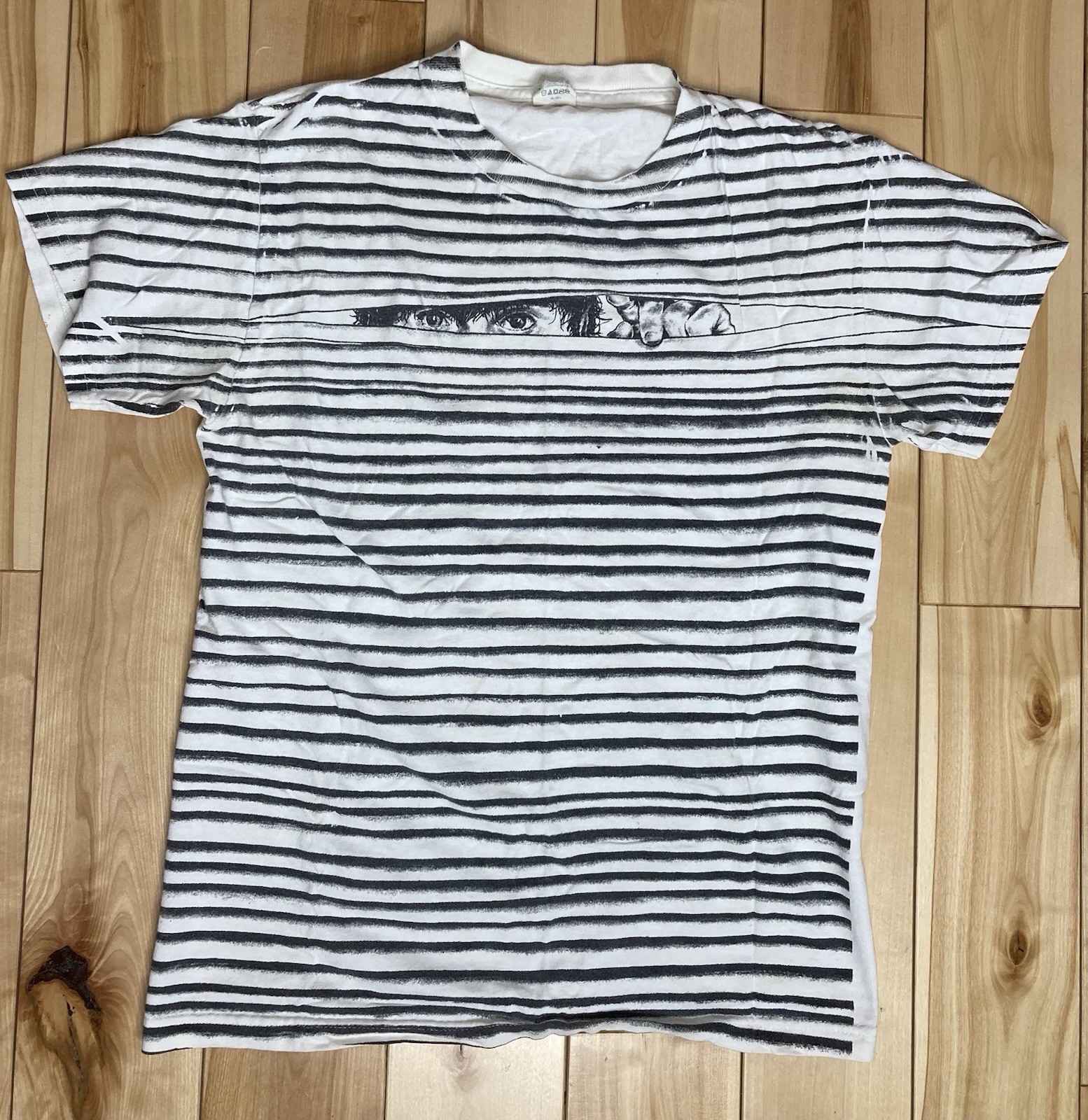 2000s Peeking Through The Blinds Graphic Tshirt Small gallery