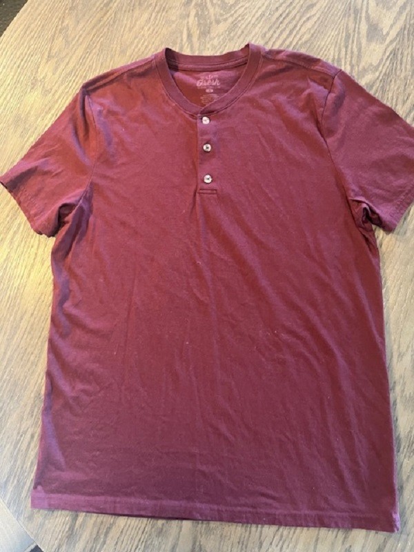 FRESH CLEAN TEES SOLID WINE SHORT SLEEVE BUTTON NECK MEN’S TEE Size L