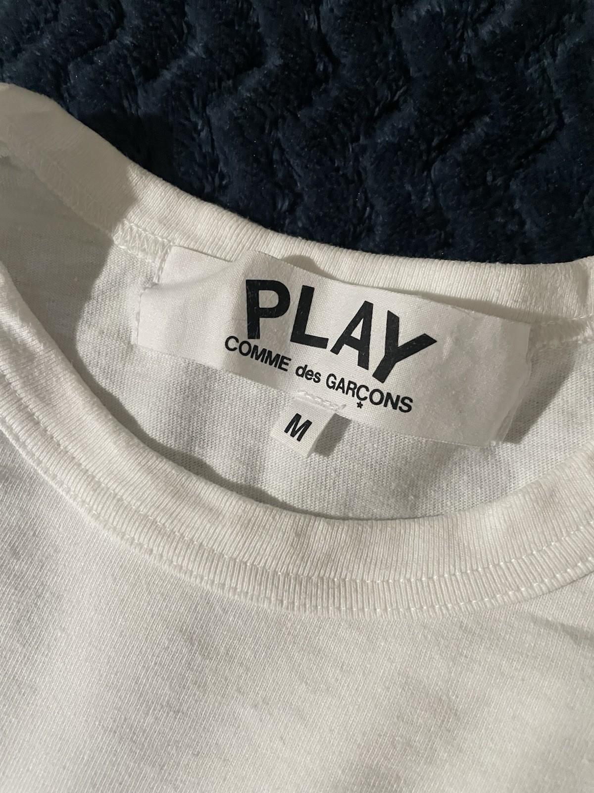 Comme des Garcons Play T-Shirt Gold Heart Logo size Medium gallery