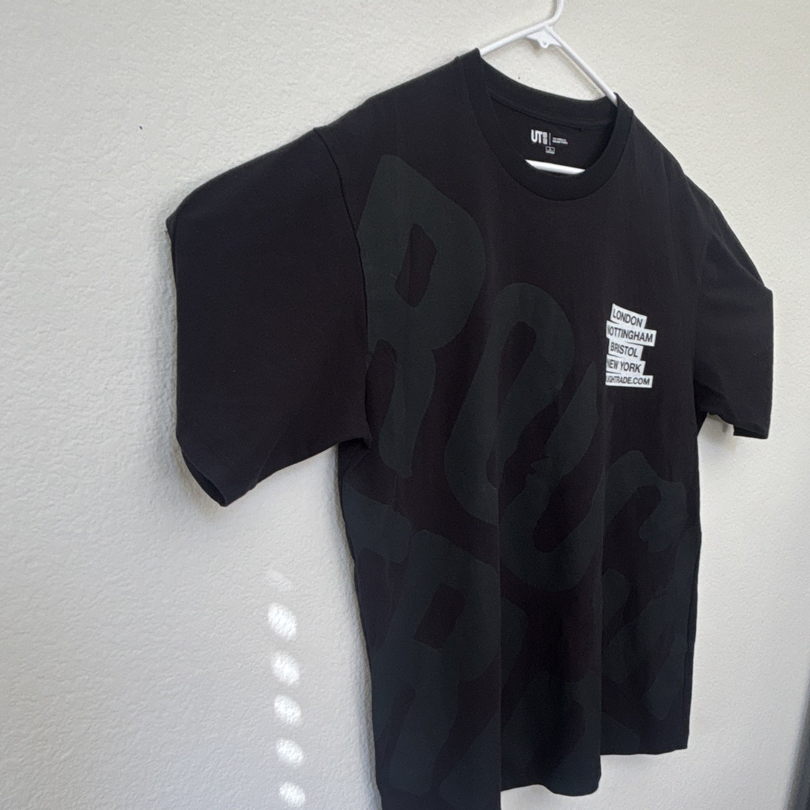 Uniqlo UT Black Cities Graphic Print T-Shirt Men’s L Crew Neck Short Sleeve gallery