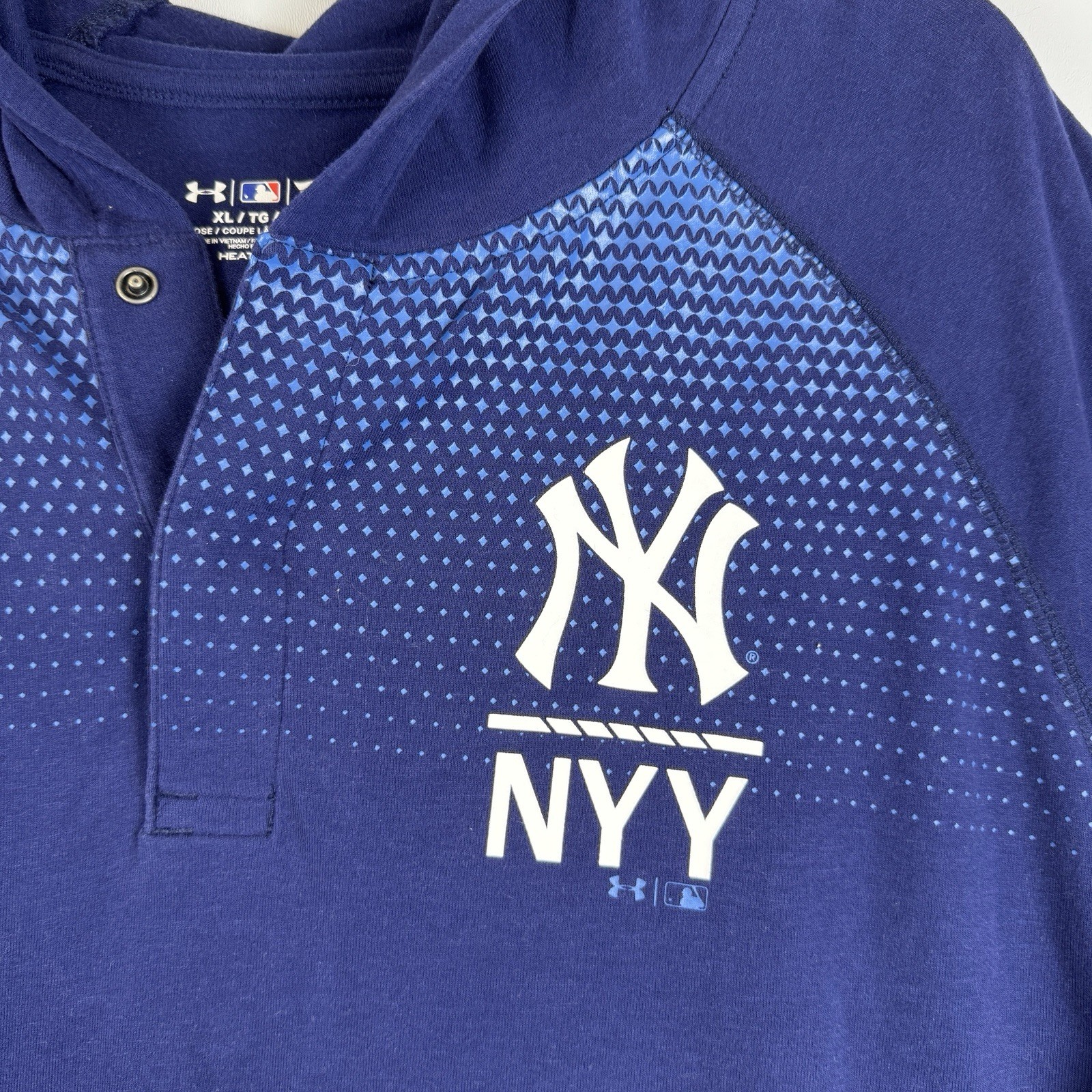 Under Armour New York Yankees MLB Hooded Henley Shirt Mens XL Navy Blue HeatGear