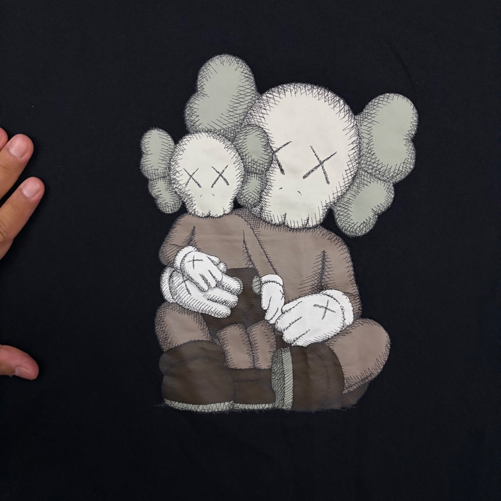 Uniqlo x KAWS T-Shirt Mens Large Black Cotton Knit Graphic Companion Streetwear gallery