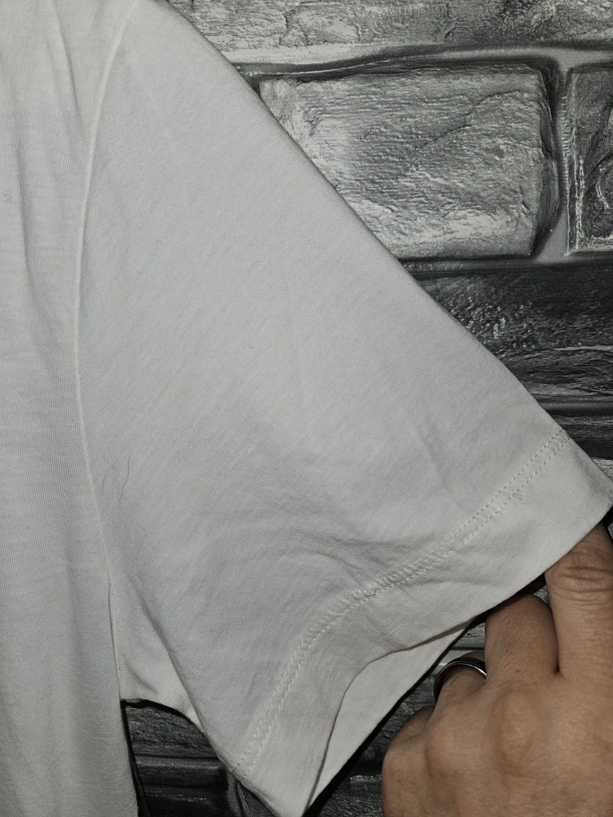 Velvet by Graham and Spencer Samsen T-Shirt Men S White V-Neck Pullover S/S gallery