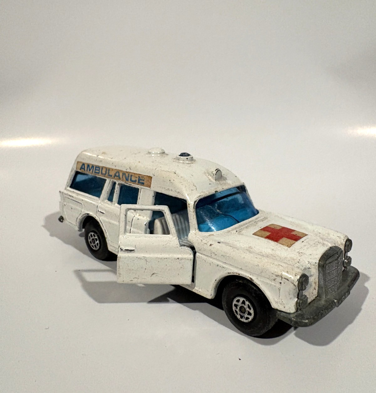LESNEY MATCHBOX KING SIZE K-6 MERCEDES BENZ “BINZ” AMBULANCE ENGLAND